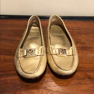 Tory Burch Gold Driving Loafer w/Logo - Size 7